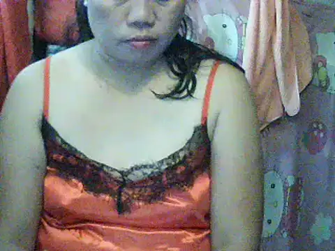Snapshot of lovelypinay00 chatting on June 2026 07:18:01 AM lovelypinay00 online show from June 2026 07:18:01 AM