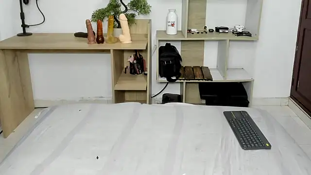 valeriavelasquez online show from June 2026 10:16:02 PM