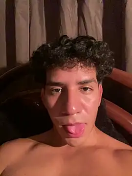 Alejandrososas online show from May 2026 06:10:02 AM
