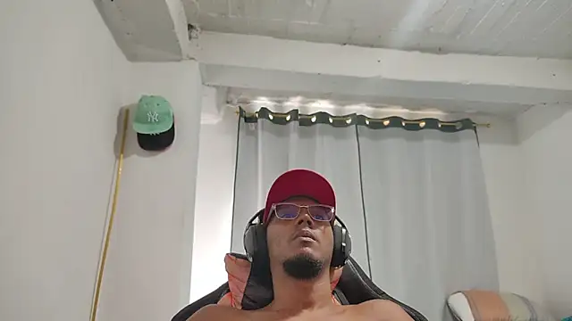 Snapshot of romeos_desire chatting on February 2026 03:54:02 PM romeos desire online show from February 2026 03:54:02 PM