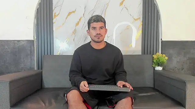 Snapshot of Latins_on_fire chatting on April 2026 11:25:01 AM Latins on fire online show from April 2026 11:25:01 AM