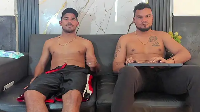 Snapshot of Latins_on_fire chatting on April 2026 11:43:02 PM Latins on fire online show from April 2026 11:43:02 PM