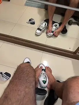 Snapshot of Shy_feet chatting on February 2026 02:31:02 AM Shy feet online show from February 2026 02:31:02 AM