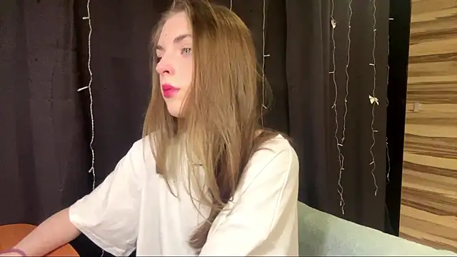 Snapshot of PollyDream chatting on February 2026 04:28:02 PM PollyDream online show from February 2026 04:28:02 PM