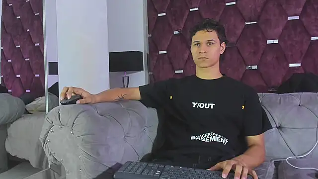 Snapshot of TonyBenedetti chatting on June 2026 09:24:01 PM TonyBenedetti online show from June 2026 09:24:01 PM