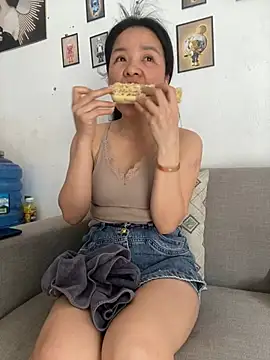 Ivy Trix2 online show from May 2026 01:44:01 AM