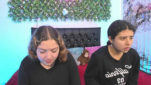valeria and zoe online show from April 2026 02:00:02 PM