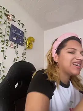 aurora bela online show from April 2026 01:50:02 PM