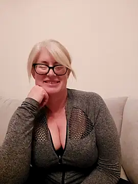 Snapshot of FlirtyFleur-x chatting on April 2026 09:50:02 PM FlirtyFleur-x online show from April 2026 09:50:02 PM