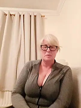 Snapshot of FlirtyFleur-x chatting on April 2026 08:11:02 PM FlirtyFleur-x online show from April 2026 08:11:02 PM