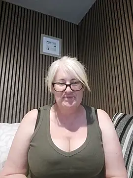 Snapshot of FlirtyFleur-x chatting on May 2026 10:20:02 AM FlirtyFleur-x online show from May 2026 10:20:02 AM