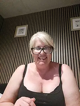 Snapshot of FlirtyFleur-x chatting on May 2026 09:42:02 PM FlirtyFleur-x online show from May 2026 09:42:02 PM