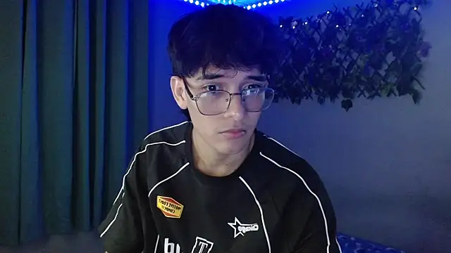 Snapshot of noah_millerx chatting on April 2026 04:06:02 AM noah millerx online show from April 2026 04:06:02 AM