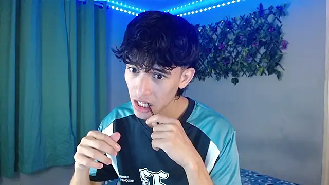 Snapshot of noah_millerx chatting on April 2026 05:01:02 AM noah millerx online show from April 2026 05:01:02 AM