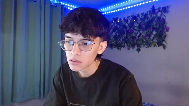 Snapshot of noah_millerx chatting on April 2026 05:01:02 AM noah millerx online show from April 2026 05:01:02 AM