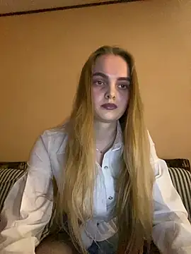 Snapshot of LunaVey chatting on March 2026 05:02:01 PM LunaVey online show from March 2026 05:02:01 PM