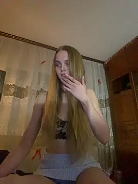 Snapshot of LunaVey chatting on April 2026 06:24:02 PM LunaVey online show from April 2026 06:24:02 PM