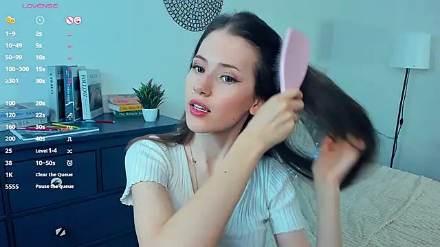 OdiIiaChavarria online show from April 2026 01:07:01 PM