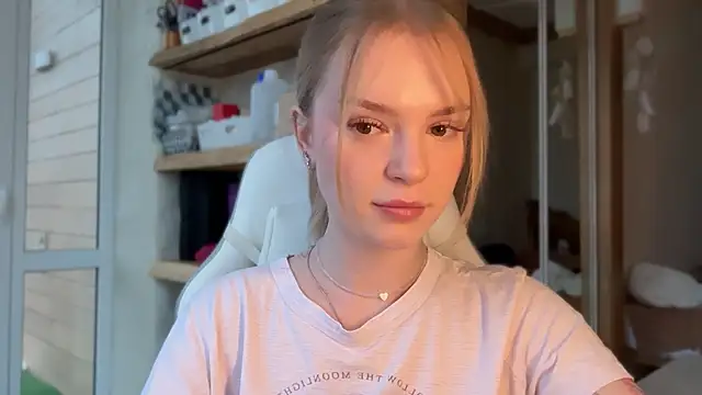 cyberl0ve  online show from April 2026 03:25:01 PM