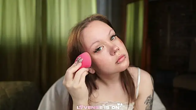 Snapshot of LeahAllsop chatting on May 2026 02:39:01 AM LeahAllsop online show from May 2026 02:39:01 AM