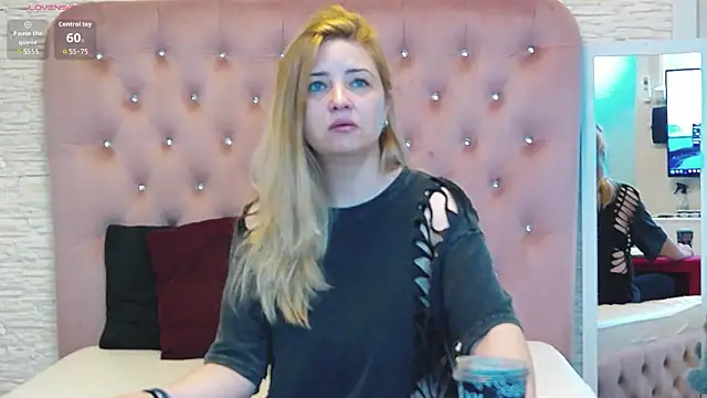 Snapshot of MellanieBliss chatting on May 2026 04:20:02 AM MellanieBliss online show from May 2026 04:20:02 AM