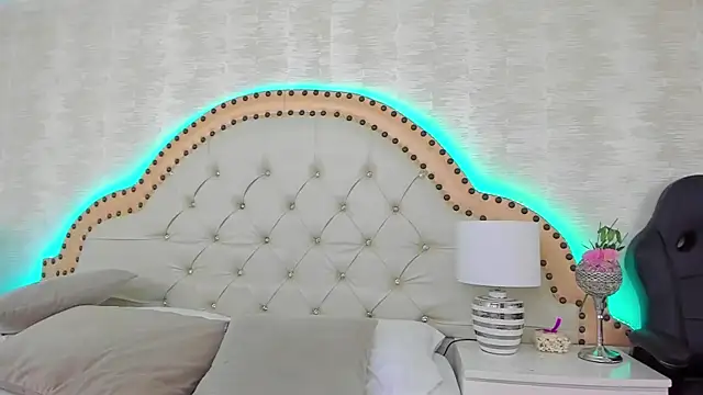 EllaEvanzz online show from April 2026 01:26:01 PM