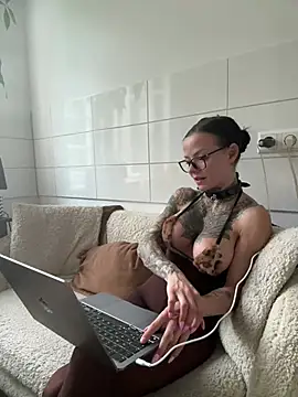 SkinnyLilly online show from July 2026 06:37:01 PM