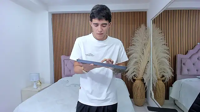 TylerCross  online show from April 2026 08:22:01 PM