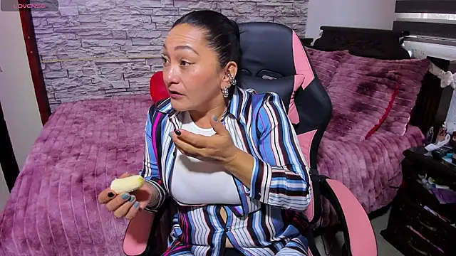 Snapshot of Milf_Julianna chatting on April 2026 10:47:02 PM Milf Julianna online show from April 2026 10:47:02 PM