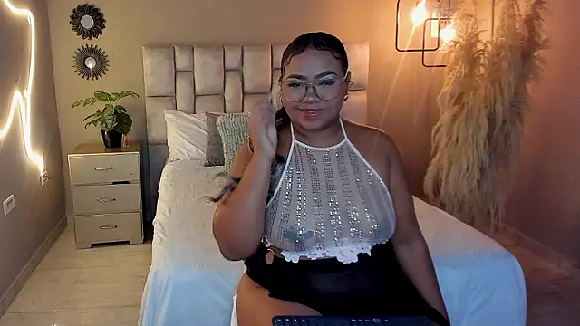 lore-curvy online show from March 2026 10:54:02 AM