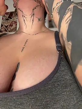 CarolQueen1  online show from April 2026 12:37:01 PM