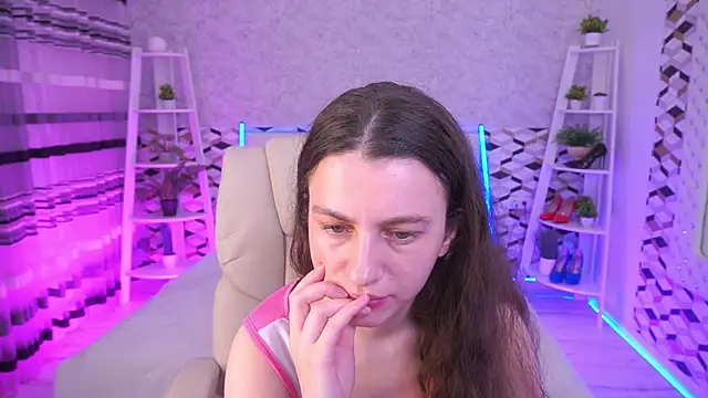 LittleJulii online show from May 2026 07:43:01 PM