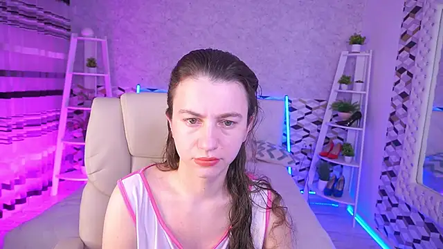 LittleJulii online show from May 2026 04:09:01 AM