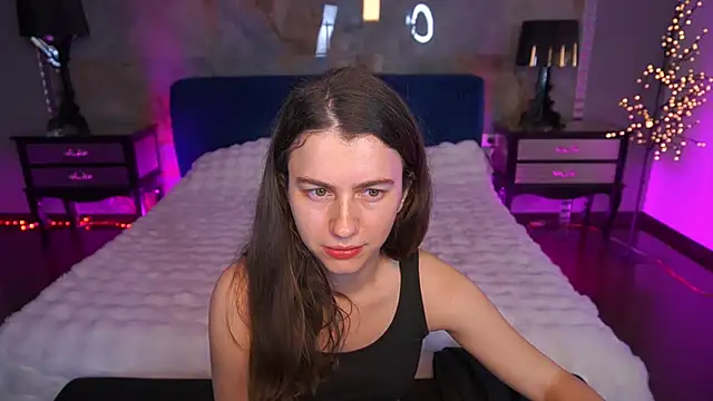 LittleJulii online show from June 2026 07:39:01 PM