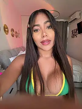 Snapshot of SaraValentina11 chatting on April 2026 06:05:01 PM SaraValentina11 online show from April 2026 06:05:01 PM