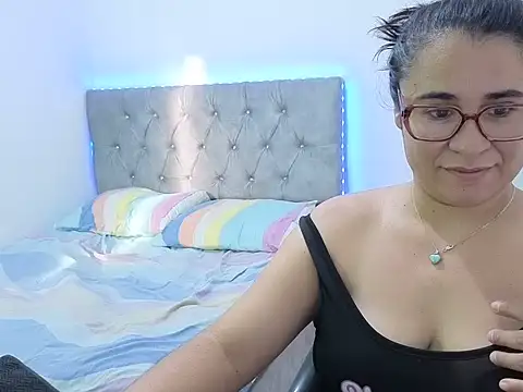 Snapshot of estrellajunior chatting on June 2026 11:42:02 AM estrellajunior online show from June 2026 11:42:02 AM