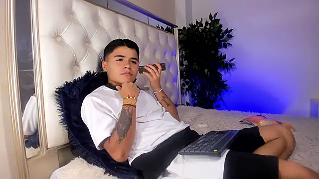 Liam Dustin online show from May 2026 08:32:01 PM