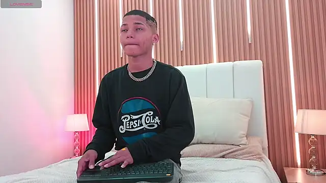 Kelvin Josue online show from May 2026 08:03:02 PM