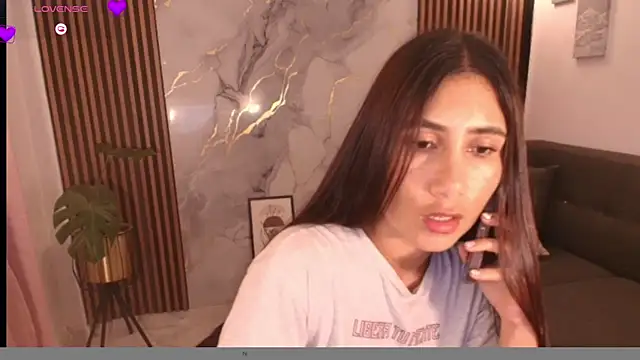 Snapshot of LucyBecker chatting on April 2026 12:33:01 AM LucyBecker online show from April 2026 12:33:01 AM