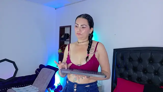 Snapshot of Scarlet_Hiit chatting on July 2026 04:17:02 AM Scarlet Hiit online show from July 2026 04:17:02 AM