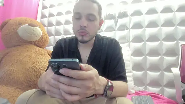 Snapshot of Bry__ chatting on April 2026 03:35:01 PM Bry online show from April 2026 03:35:01 PM