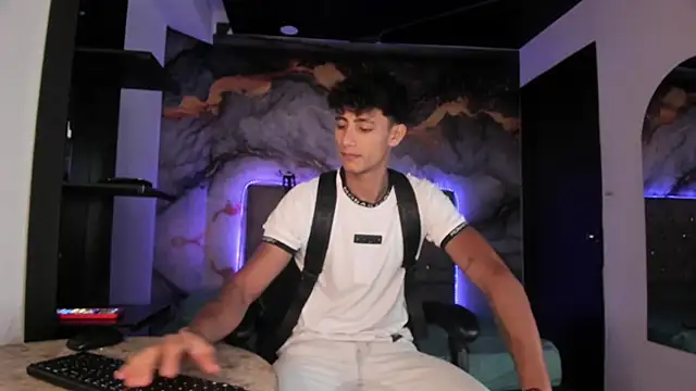 Snapshot of MaxiimoRomano_ chatting on May 2026 01:30:01 PM MaxiimoRomano online show from May 2026 01:30:01 PM