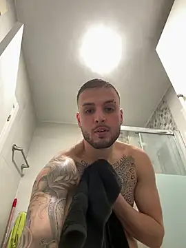 Snapshot of Roosen_1998 chatting on March 2026 10:35:01 PM Roosen 1998 online show from March 2026 10:35:01 PM