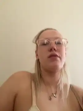 LeniMaria online show from April 2026 05:17:02 PM