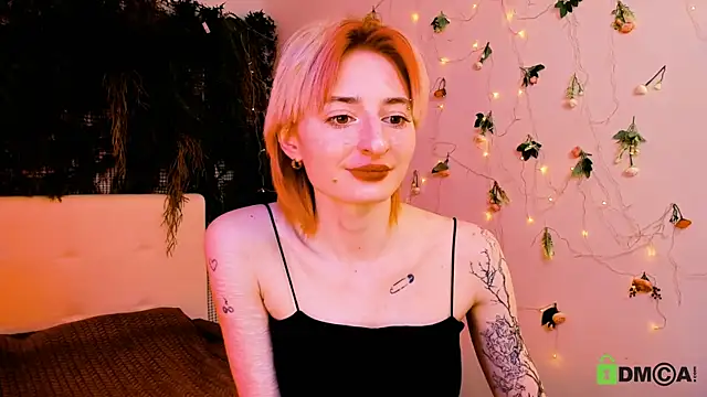 Snapshot of Kira__Cutie chatting on May 2026 11:01:04 PM Kira Cutie online show from May 2026 11:01:04 PM