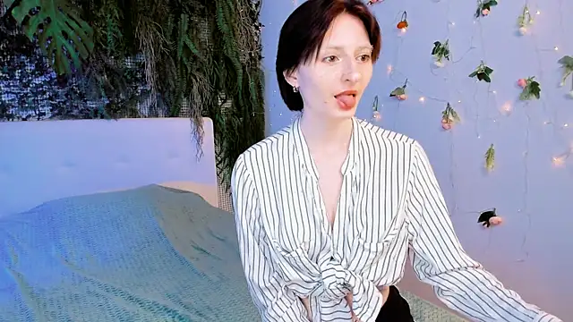 Snapshot of Kira__Cutie chatting on June 2026 09:03:02 PM Kira Cutie online show from June 2026 09:03:02 PM