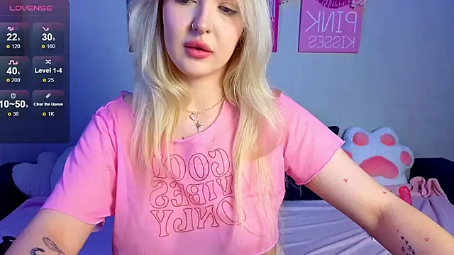 Snapshot of BlondieSummer chatting on June 2026 06:45:02 PM BlondieSummer online show from June 2026 06:45:02 PM