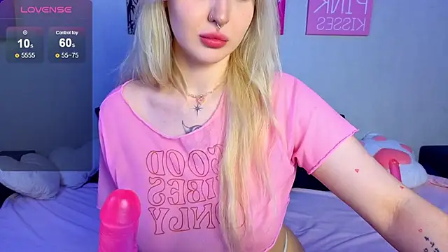 Snapshot of BlondieSummer chatting on June 2026 06:25:02 PM BlondieSummer online show from June 2026 06:25:02 PM