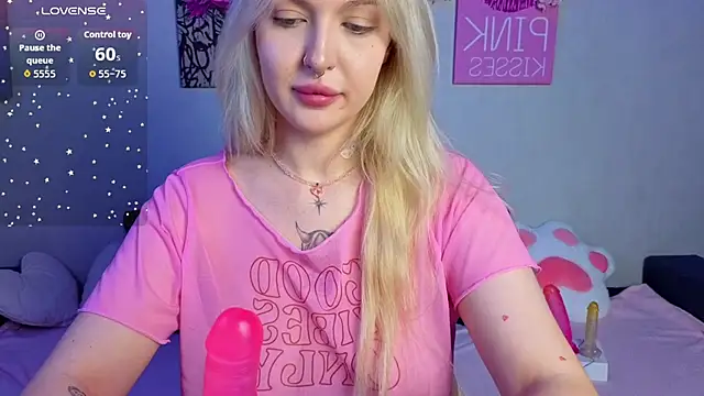 Snapshot of BlondieSummer chatting on July 2026 06:51:02 PM BlondieSummer online show from July 2026 06:51:02 PM