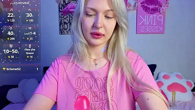 Snapshot of BlondieSummer chatting on July 2026 06:14:02 PM BlondieSummer online show from July 2026 06:14:02 PM